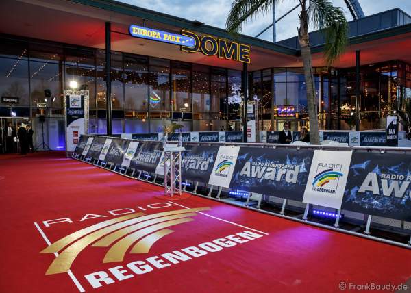 Der rote Teppich und Fanbereich beim Radio Regenbogen Award 2016 am 22. April 2016 im Europa-Park in Rust