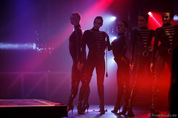 Europa-Park Showballett bei der Premiere der neuen Abendshow Night.Beat.Angels am 29. April 2016 im Europa-Park in Rust