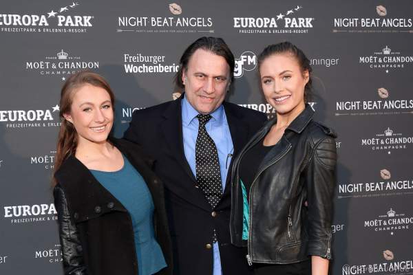 Alena Gerber mit ihren Eltern bei der Premiere der neuen Abendshow Night.Beat.Angels am 29. April 2016 im Europa-Park in Rust