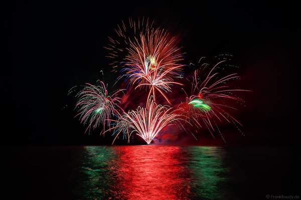 1. Büsumer Meeresleuchten mit wunderschönem Feuerwerk über der Nordsee