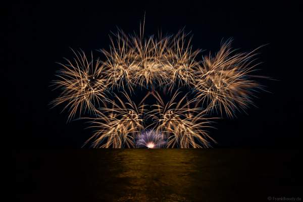 1. Büsumer Meeresleuchten mit wunderschönem Feuerwerk über der Nordsee