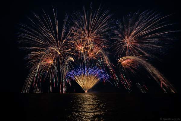 1. Büsumer Meeresleuchten mit wunderschönem Feuerwerk über der Nordsee
