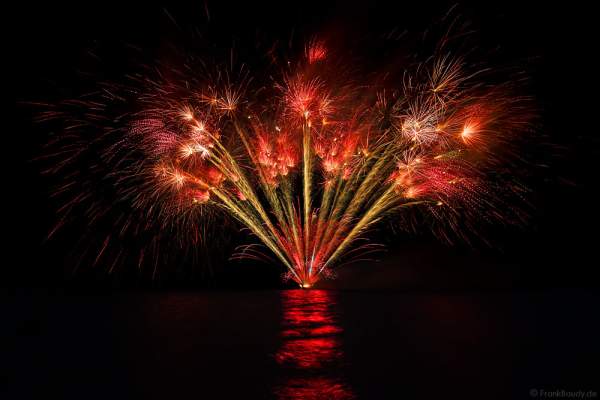 1. Büsumer Meeresleuchten mit wunderschönem Feuerwerk über der Nordsee