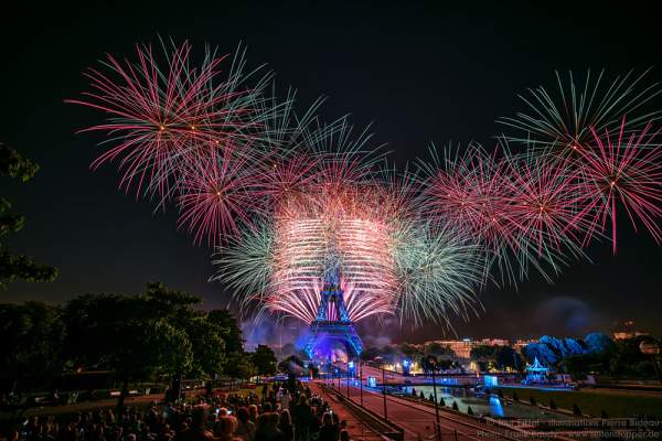 Feuerwerk auf dem Eiffelturm zum Nationalfeiertag am 14. Juli 2016 in Paris