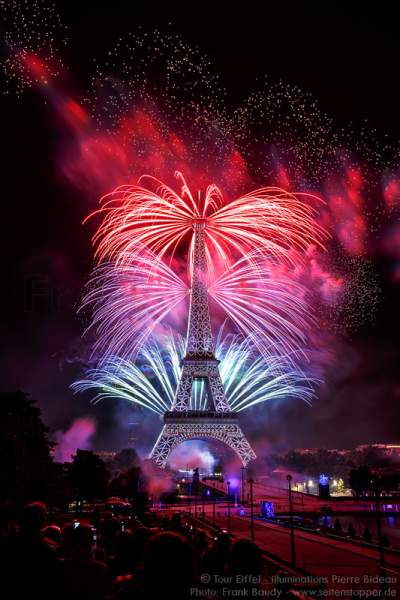 Feuerwerk auf dem Eiffelturm zum Nationalfeiertag am 14. Juli 2016 in Paris