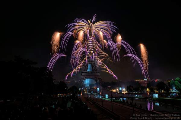 Feuerwerk auf dem Eiffelturm zum Nationalfeiertag am 14. Juli 2016 in Paris