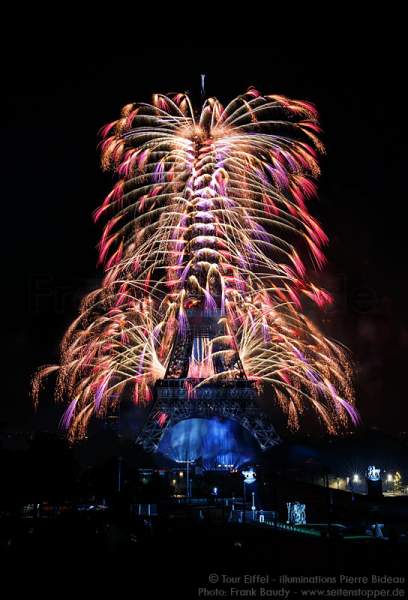 Feuerwerk auf dem Eiffelturm zum Nationalfeiertag am 14. Juli 2016 in Paris
