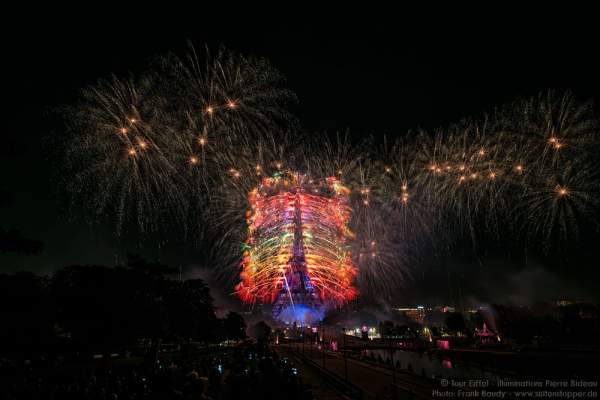 Stunning fireworks at the Eiffel Tower on the french national day 2016 in Paris