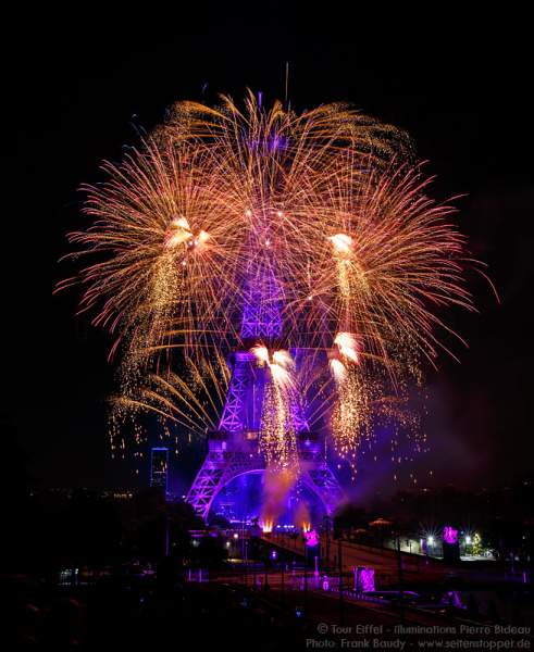 Feuerwerk auf dem Eiffelturm zum Nationalfeiertag am 14. Juli 2016 in Paris