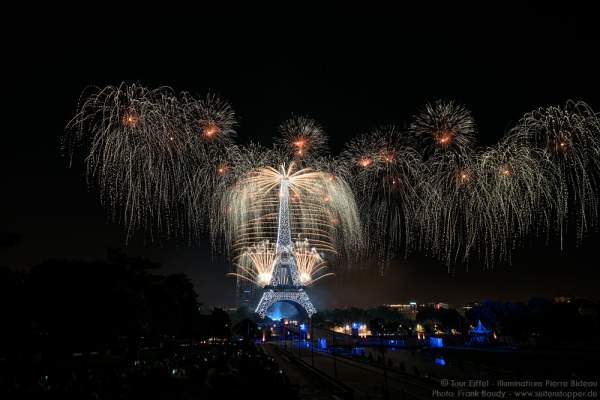 Stunning fireworks at the Eiffel Tower on the french national day 2016 in Paris