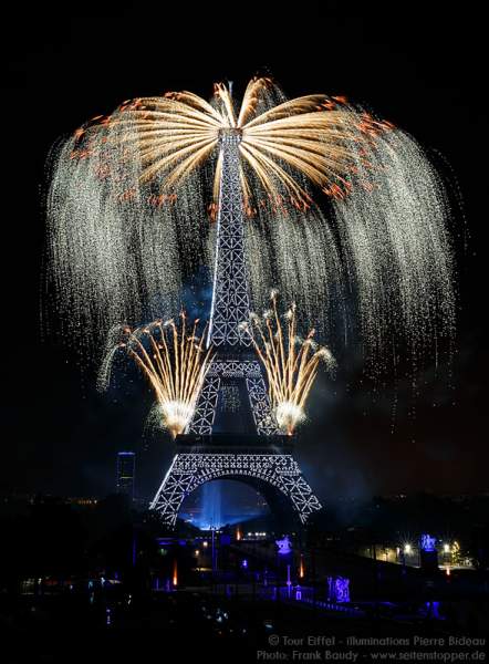 Feuerwerk auf dem Eiffelturm zum Nationalfeiertag am 14. Juli 2016 in Paris