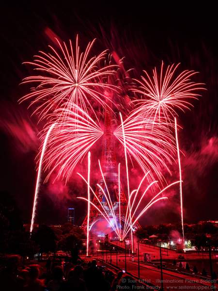 Stunning fireworks at the Eiffel Tower on the french national day 2016 in Paris