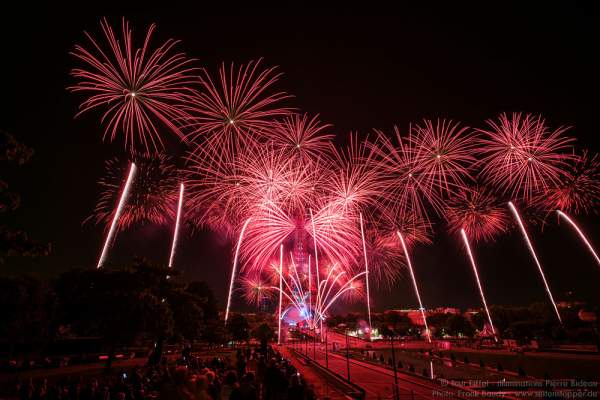 Feuerwerk auf dem Eiffelturm zum Nationalfeiertag am 14. Juli 2016 in Paris