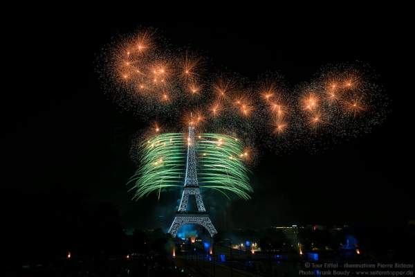 Feuerwerk auf dem Eiffelturm zum Nationalfeiertag am 14. Juli 2016 in Paris