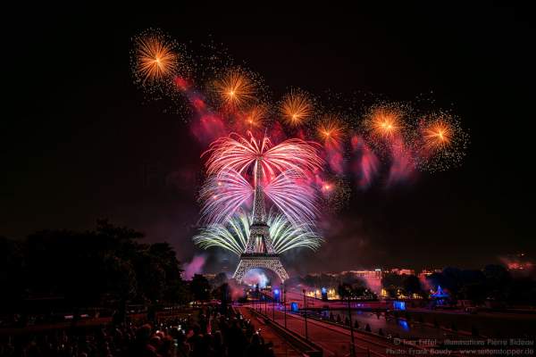 Feuerwerk auf dem Eiffelturm zum Nationalfeiertag am 14. Juli 2016 in Paris