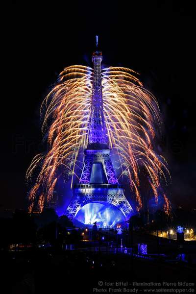 Stunning fireworks at the Eiffel Tower on the french national day 2016 in Paris