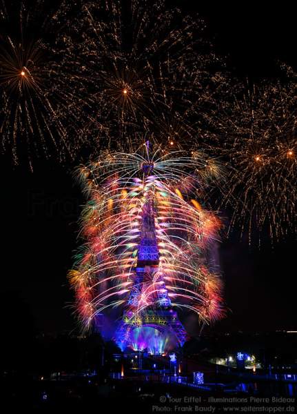 Feuerwerk auf dem Eiffelturm zum Nationalfeiertag am 14. Juli 2016 in Paris
