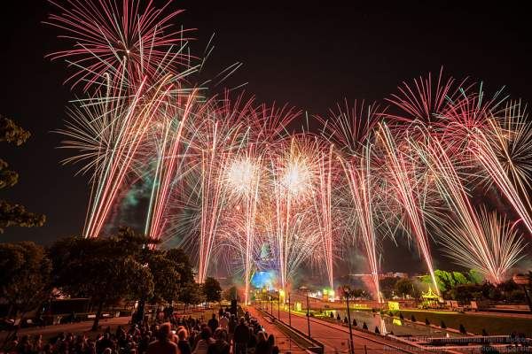 Feuerwerk auf dem Eiffelturm zum Nationalfeiertag am 14. Juli 2016 in Paris