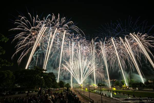Feuerwerk auf dem Eiffelturm zum Nationalfeiertag am 14. Juli 2016 in Paris