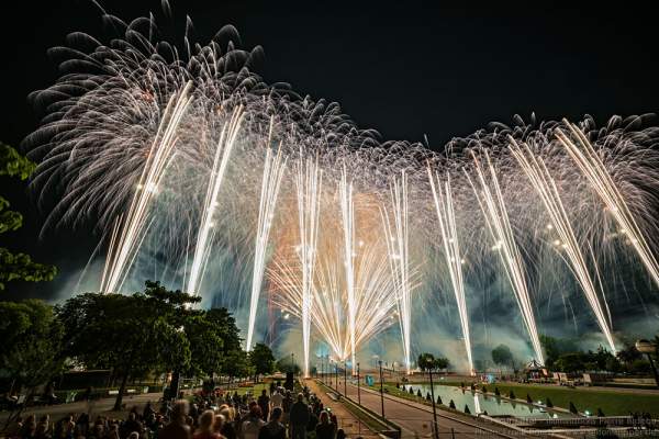 Feuerwerk auf dem Eiffelturm zum Nationalfeiertag am 14. Juli 2016 in Paris