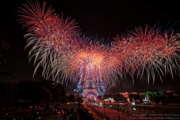 Stunning fireworks at the Eiffel Tower on the french national day 2016 in Paris