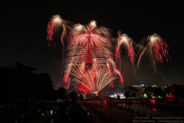 Feuerwerk auf dem Eiffelturm zum Nationalfeiertag am 14. Juli 2016 in Paris