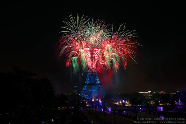 Stunning fireworks at the Eiffel Tower on the french national day 2016 in Paris