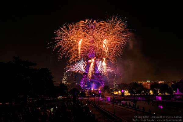 Feuerwerk auf dem Eiffelturm zum Nationalfeiertag am 14. Juli 2016 in Paris