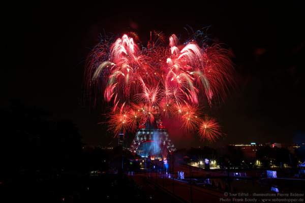 Stunning fireworks at the Eiffel Tower on the french national day 2016 in Paris