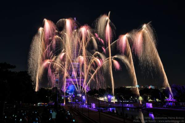 Stunning fireworks at the Eiffel Tower on the french national day 2016 in Paris