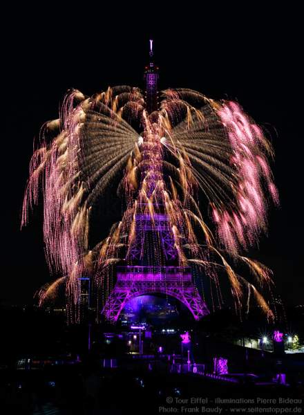 Feuerwerk auf dem Eiffelturm zum Nationalfeiertag am 14. Juli 2016 in Paris