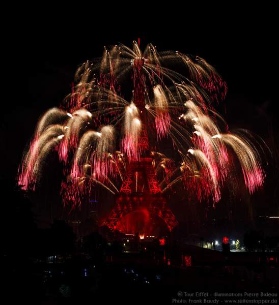 Stunning fireworks at the Eiffel Tower on the french national day 2016 in Paris