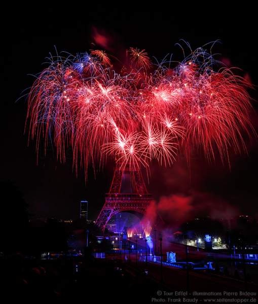 Stunning fireworks at the Eiffel Tower on the french national day 2016 in Paris