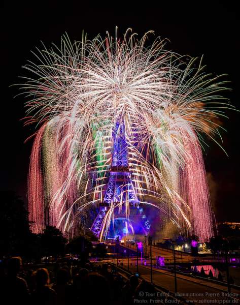 Feuerwerk auf dem Eiffelturm zum Nationalfeiertag am 14. Juli 2016 in Paris