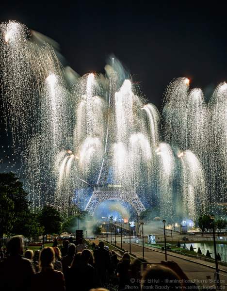 Feuerwerk auf dem Eiffelturm zum Nationalfeiertag am 14. Juli 2016 in Paris