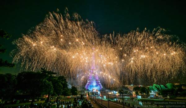 Stunning fireworks at the Eiffel Tower on the french national day 2016 in Paris