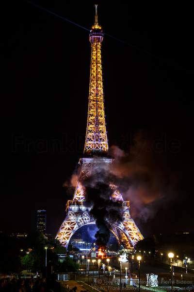 Feuer am Ende des Feuerwerks auf dem Eiffelturm zum Nationalfeiertag am 14. Juli 2016 in Paris