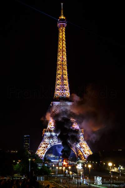 Feuer am Ende des Feuerwerks auf dem Eiffelturm zum Nationalfeiertag am 14. Juli 2016 in Paris