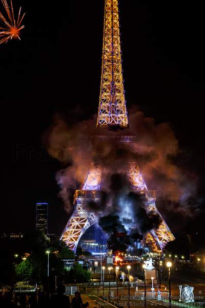 Feuer am Ende des Feuerwerks auf dem Eiffelturm zum Nationalfeiertag am 14. Juli 2016 in Paris