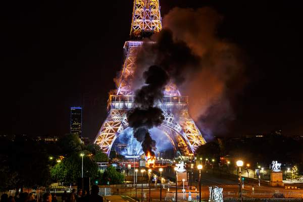 Feuer am Ende des Feuerwerks auf dem Eiffelturm zum Nationalfeiertag am 14. Juli 2016 in Paris