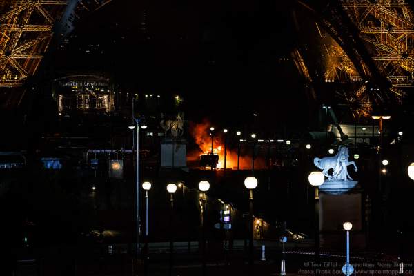 Feuer am Ende des Feuerwerks auf dem Eiffelturm zum Nationalfeiertag am 14. Juli 2016 in Paris