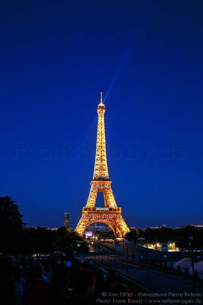 Beleuchteter Eiffelturm bei Nacht vor dem Feuerwerk beim Nationalfeiertag am 14. Juli 2016 in Paris