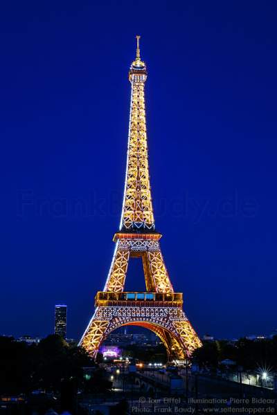 Beleuchteter Eiffelturm bei Nacht vor dem Feuerwerk beim Nationalfeiertag am 14. Juli 2016 in Paris
