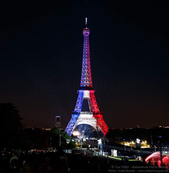 Beleuchteter Eiffelturm in Tricolor bei Nacht vor dem Feuerwerk beim Nationalfeiertag am 14. Juli 2016 in Paris