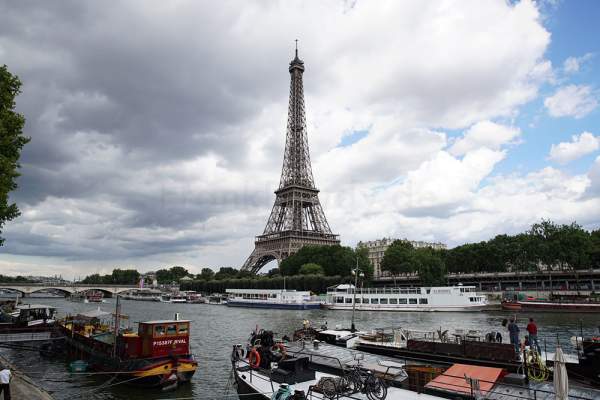 Montage des Feuerwerk auf dem Eiffelturm zum Nationalfeiertag am 14. Juli 2016 in Paris