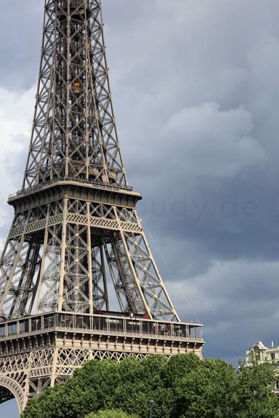 Montage des Feuerwerk auf dem Eiffelturm zum Nationalfeiertag am 14. Juli 2016 in Paris