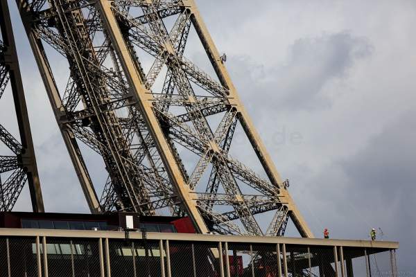 Montage des Feuerwerk auf dem Eiffelturm zum Nationalfeiertag am 14. Juli 2016 in Paris