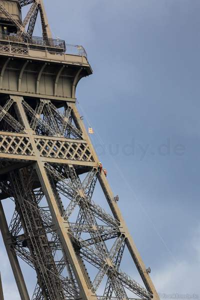 Montage des Feuerwerk auf dem Eiffelturm zum Nationalfeiertag am 14. Juli 2016 in Paris