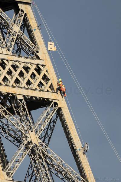 Montage des Feuerwerk auf dem Eiffelturm zum Nationalfeiertag am 14. Juli 2016 in Paris