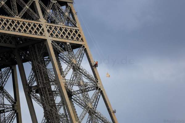 Montage des Feuerwerk auf dem Eiffelturm zum Nationalfeiertag am 14. Juli 2016 in Paris
